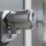 Serrure à clé réversible : la solution pour un accès facile et sécurisé
