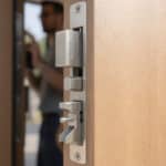 Serrure multipoints encastrée : le choix idéal pour les portes sécurisées