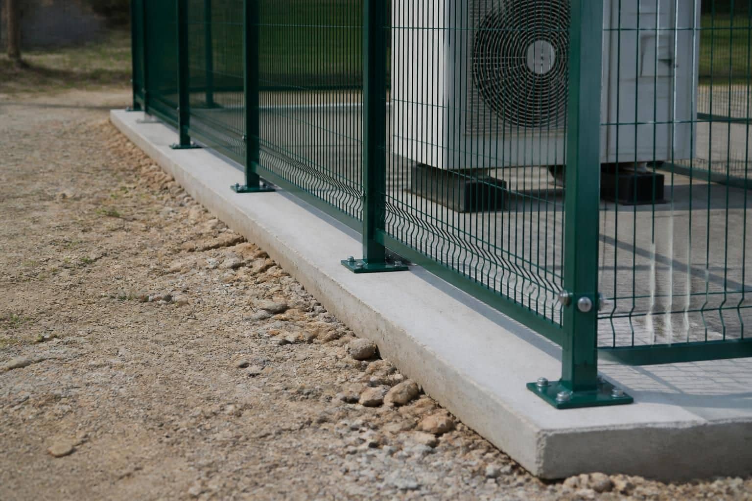 découvrez comment la fixation au sol obligatoire garantit la stabilité de vos structures face aux intempéries, assurant sécurité et durabilité.