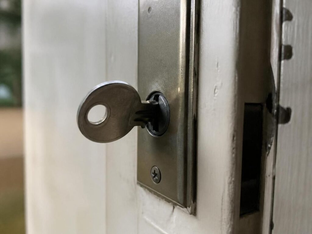 découvrez comment réparer rapidement une serrure bloquée en évitant les erreurs courantes. nos conseils pratiques pour une intervention efficace et sécurisée.